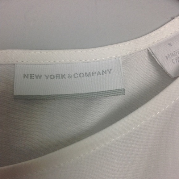 ⭐️40% Off⭐️ NY&Co White Ruffle Hem Sleeveless Shirt - Picture 4 of 4